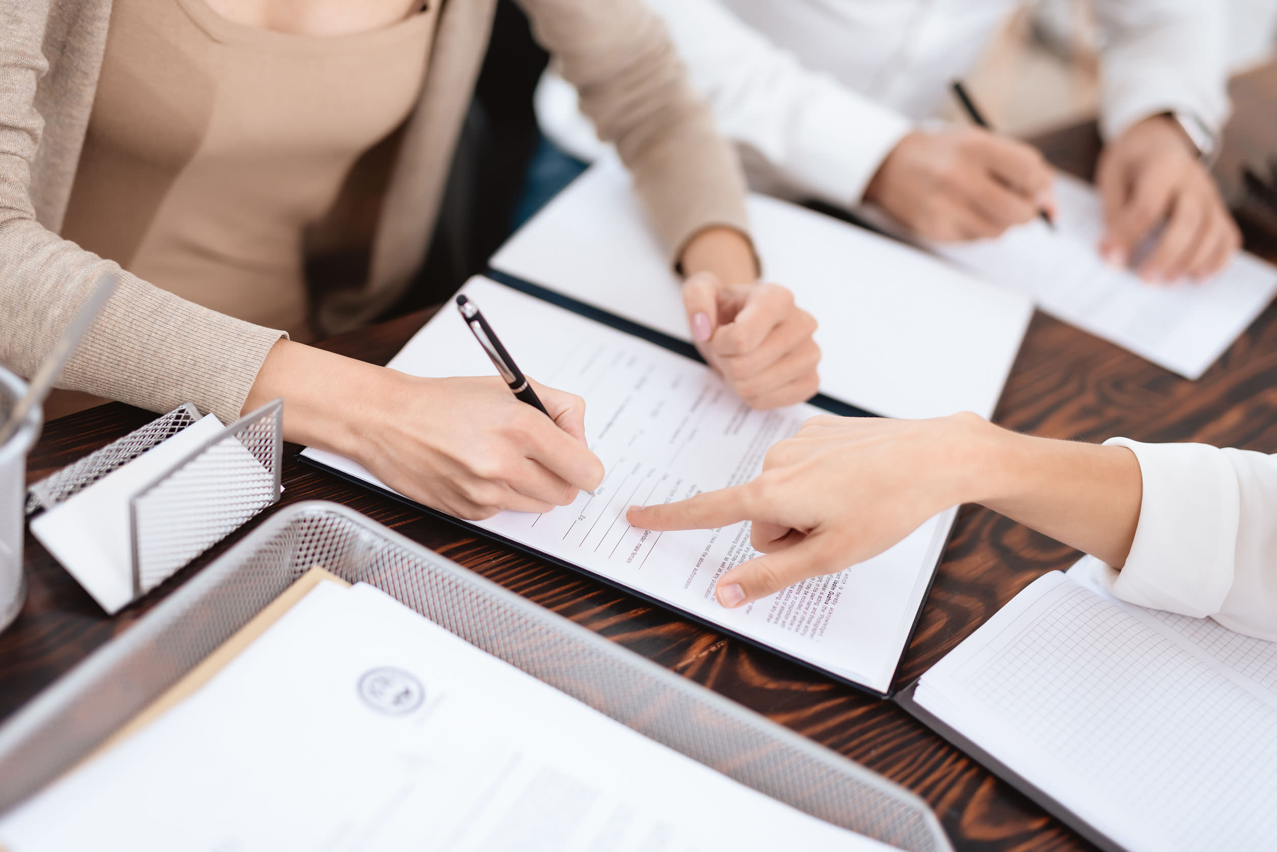 The couple went to a lawyer to conclude an agreement on the divorce. Abian Legal - Asesoramiento integral